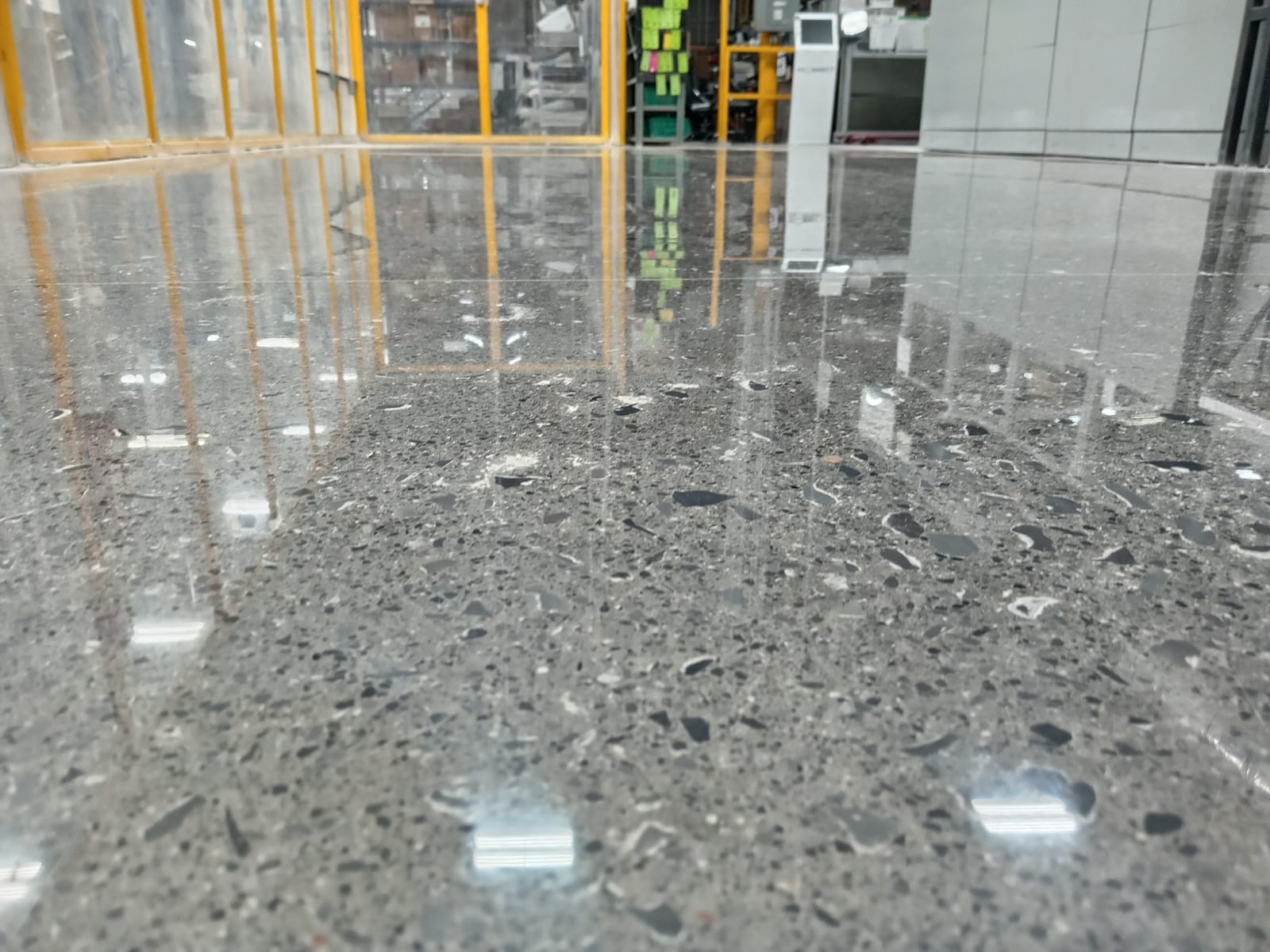 Piso epóxico industrial